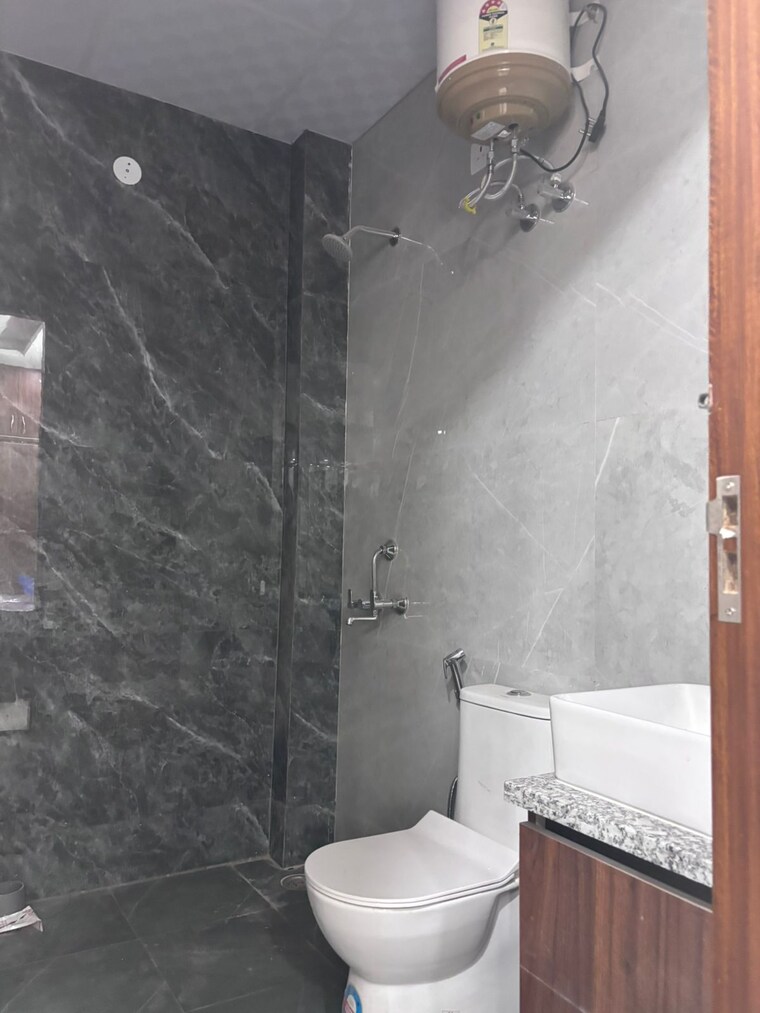 Bathroom, sector 40 2 Bedroom 1300 Sq.Ft. Builder Floor In Sector 40 Gurgaon 9613592