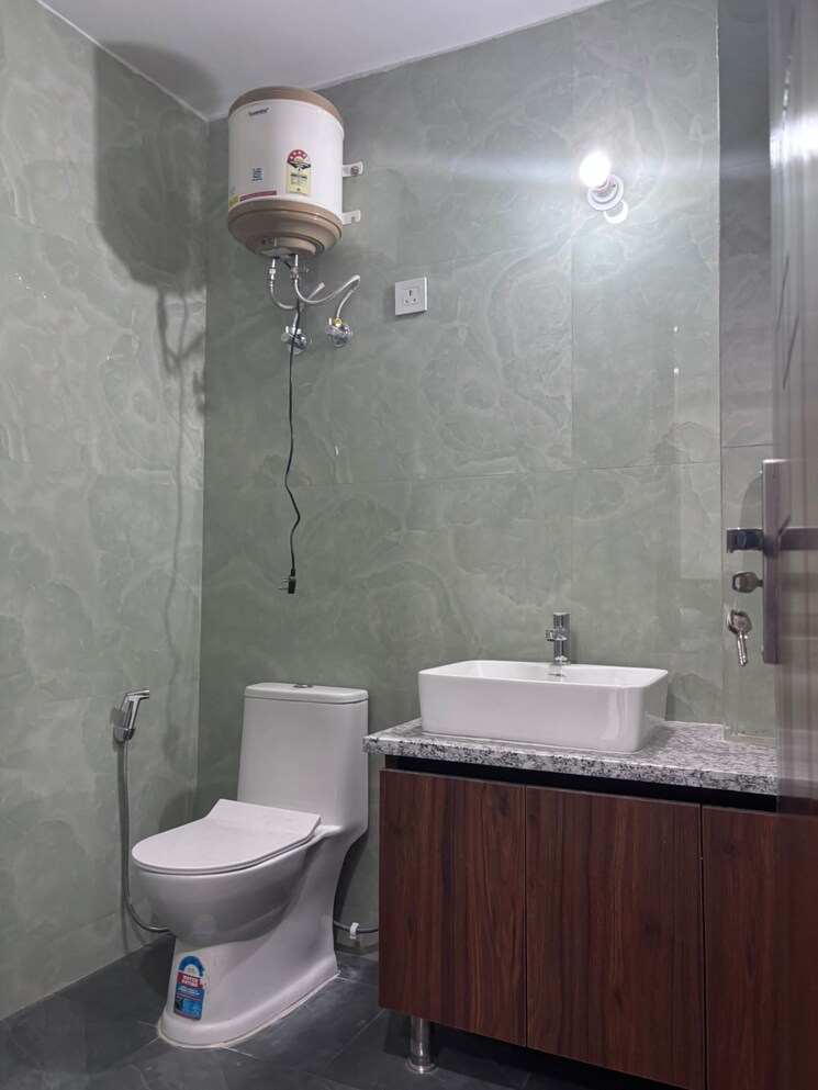 Bathroom, sector 40 2 Bedroom 1300 Sq.Ft. Builder Floor In Sector 40 Gurgaon 9613592