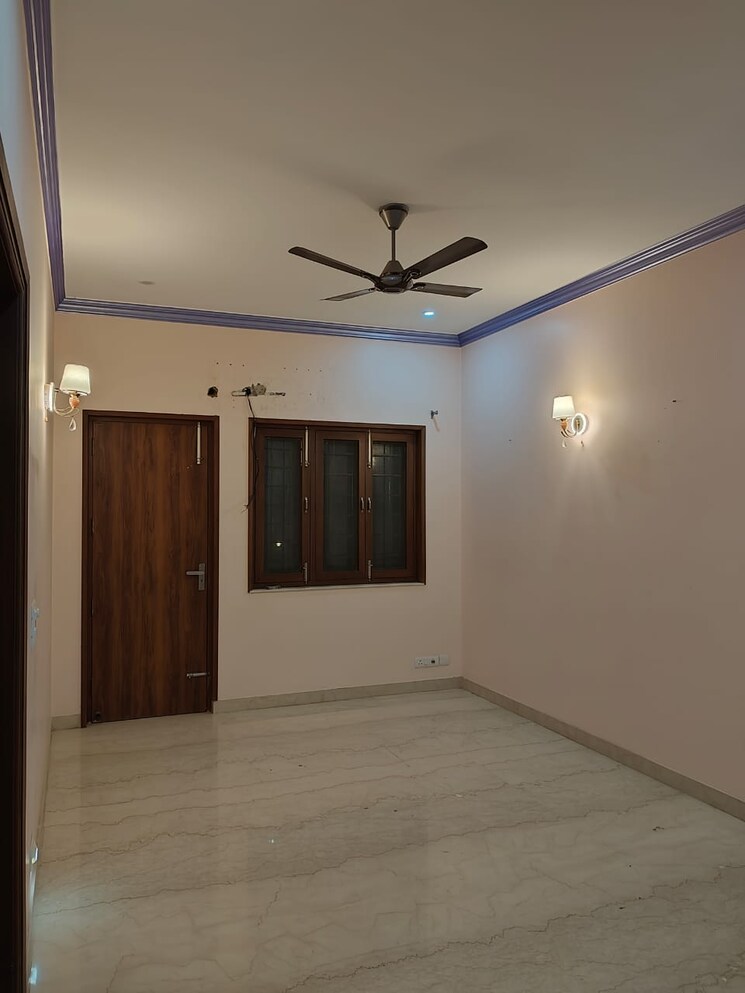 Room, sector 9 6+ Bedroom 250 Sq.Yd. Independent House In Sector 9 Faridabad 9613684