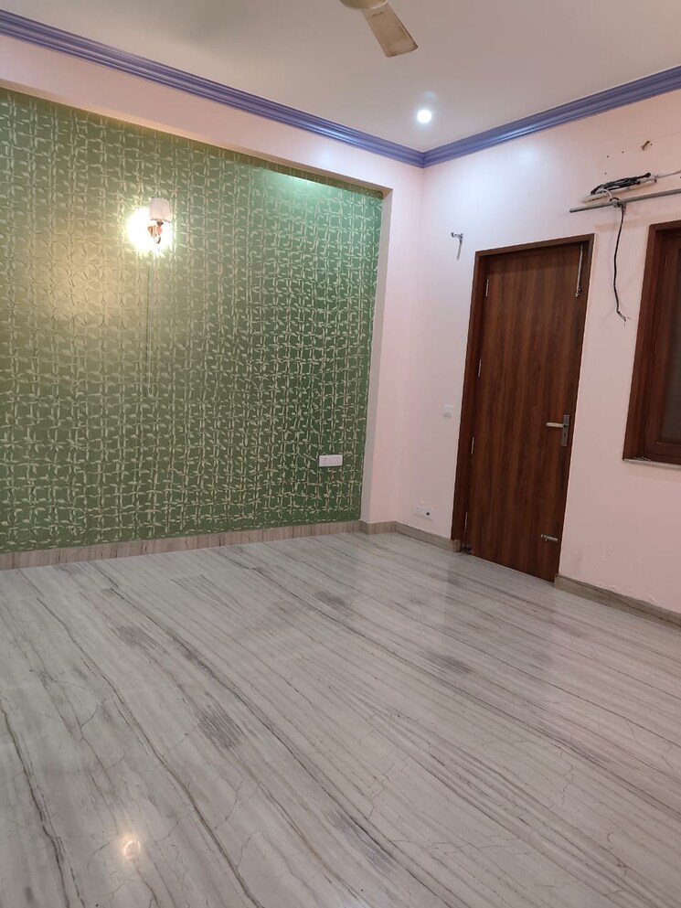 Room, sector 9 6+ Bedroom 250 Sq.Yd. Independent House In Sector 9 Faridabad 9613684