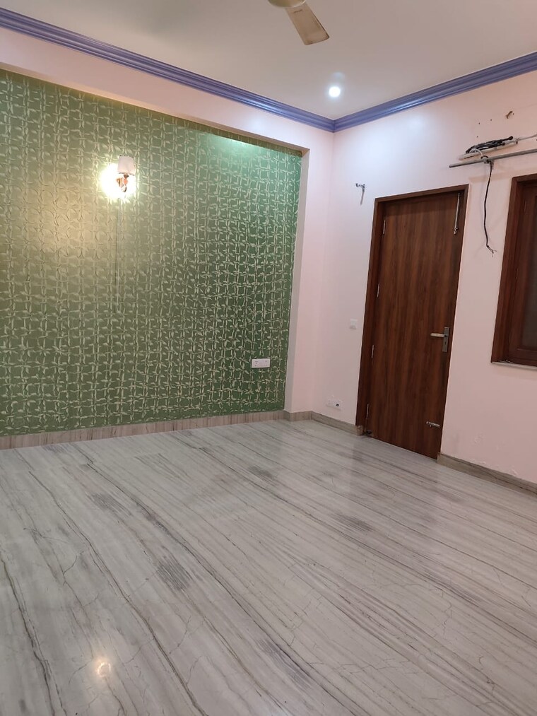 Room, sector 9 6+ Bedroom 250 Sq.Yd. Independent House In Sector 9 Faridabad 9613684