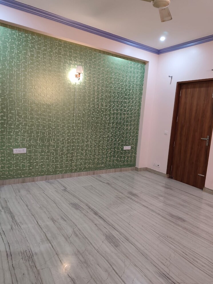 Room, sector 9 6+ Bedroom 250 Sq.Yd. Independent House In Sector 9 Faridabad 9613684