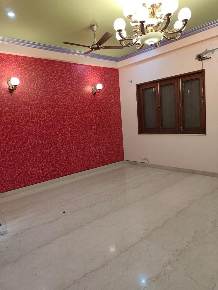 Room, sector 9 6+ Bedroom 250 Sq.Yd. Independent House In Sector 9 Faridabad 9613684