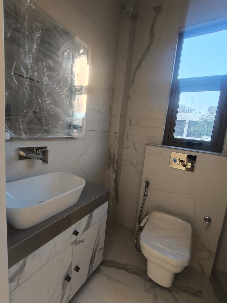 Bathroom, janakpuri 3 Bedroom 1350 Sq.Ft. Builder Floor In Janakpuri Delhi 9613714