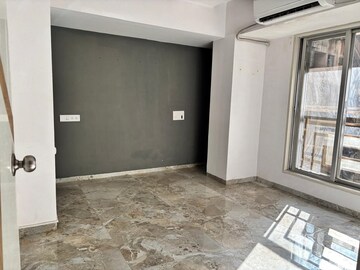 Room in 2 BHK Apartment at Khar West – for Rent