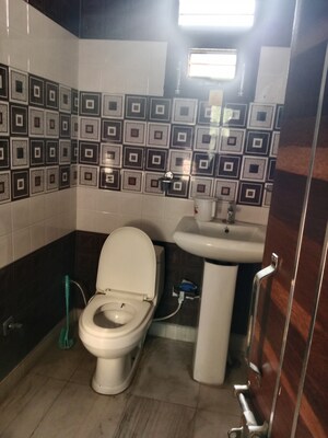 Attached Bathroom in 1.5 BHK Builder Floor at Ansals Sushant City – for Rent