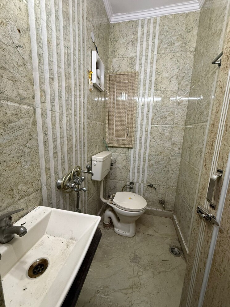 Bathroom, paschim vihar 3 Bedroom 1200 Sq.Ft. Apartment In Paschim Vihar Delhi 9613965