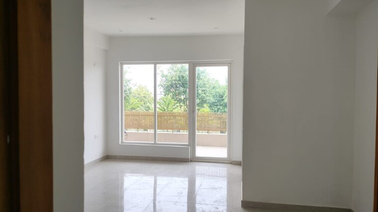 Room, unitech-the-palms 6+ Bedroom 231 Sq.Mt. Independent House In Sector 117 Noida 9614212