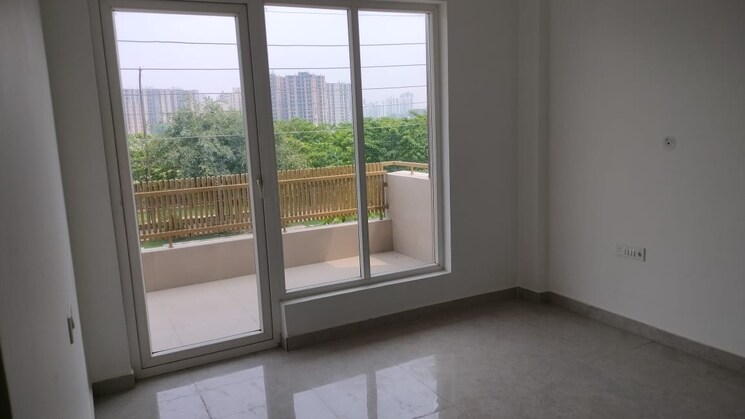 Room, unitech-the-palms 6+ Bedroom 231 Sq.Mt. Independent House In Sector 117 Noida 9614212