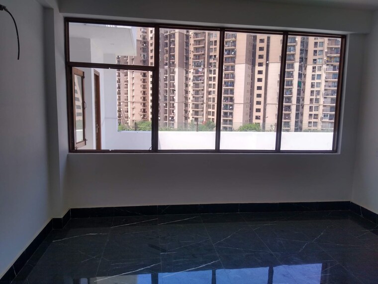 Room, unitech-the-palms 6+ Bedroom 231 Sq.Mt. Independent House In Sector 117 Noida 9614212