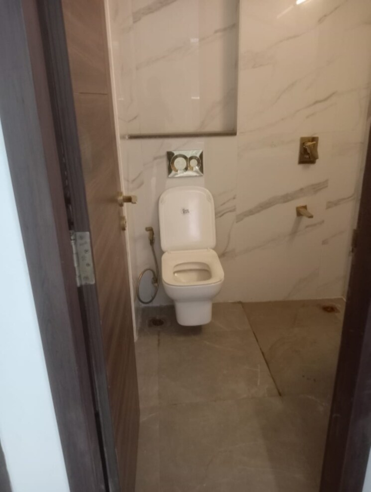 Bathroom, smart-world-orchard 3 Bedroom 1680 Sq.Ft. Apartment In Sector 61 Gurgaon 9614142