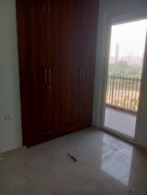 Room in 3 BHK Apartment at Smart World Orchard, Sector 61 – for Rent