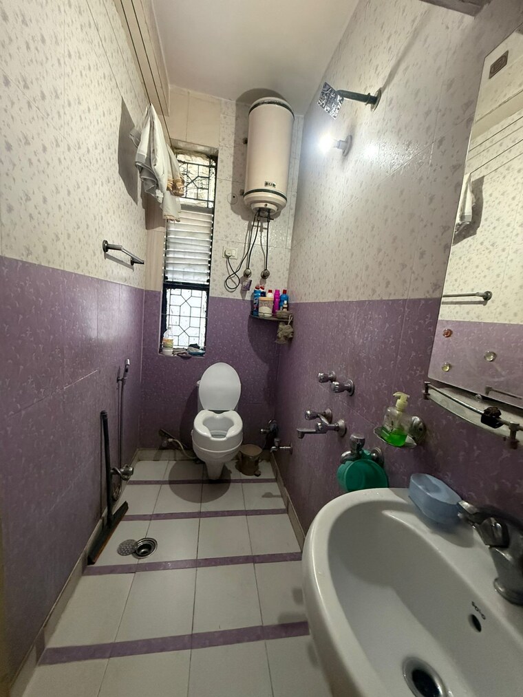 Bathroom, paschim vihar 2 Bedroom 1100 Sq.Ft. Apartment In Paschim Vihar Delhi 9614101