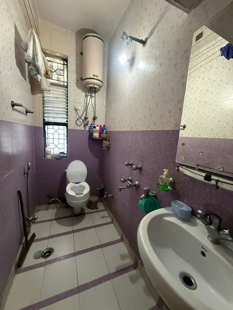 Bathroom, paschim vihar 2 Bedroom 1100 Sq.Ft. Apartment In Paschim Vihar Delhi 9614101