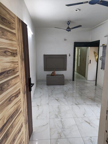 Room in 2 BHK Apartment at IRWO Classic Apartment, Sector 57 – for Rent