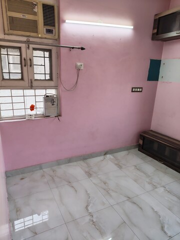 Room in 2 BHK Apartment at IRWO Classic Apartment, Sector 57 – for Rent