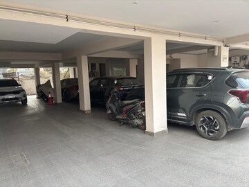 Parking in 4 BHK Builder Floor at Green Fields Colony – for Rent