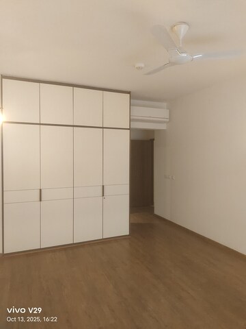 Room in 3 BHK Apartment at Emaar The Palm Drive-The Premier Terraces, Sector 66 – for Rent