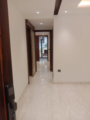 Room in 3 BHK Apartment at Safdarjung Development Area – for Rent