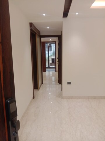 Room in 3 BHK Apartment at Safdarjung Development Area – for Rent