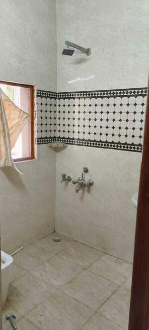 Room in 3 BHK Builder Floor at Ansal Sushant Lok I, Sector 43 – for Rent