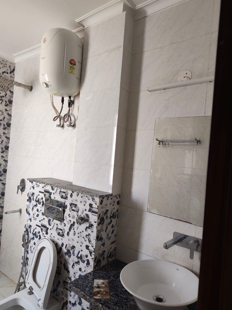Bathroom, sector 57 2.5 Bedroom 1400 Sq.Ft. Builder Floor In Sector 57 Gurgaon 9615339