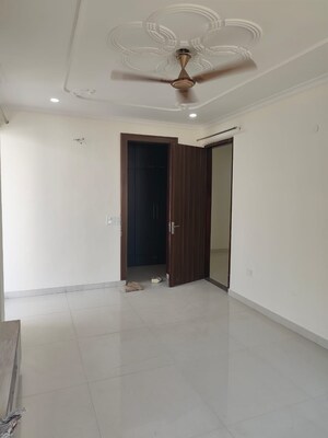 Room in 2.5 BHK Builder Floor at Sector 57 – for Rent