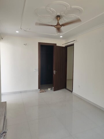 Room in 2.5 BHK Builder Floor at Sector 57 – for Rent