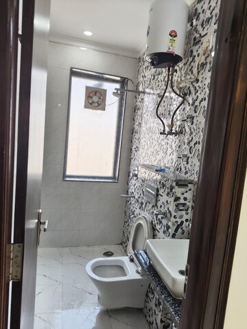 Bathroom in 2.5 BHK Builder Floor at Sector 57 – for Rent