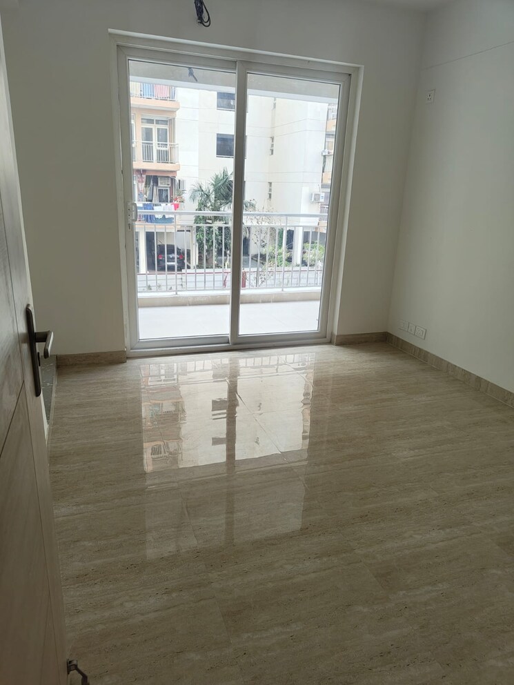 Room, sector 77 3.5 Bedroom 1720 Sq.Ft. Apartment In Sector 77 Faridabad 9615449