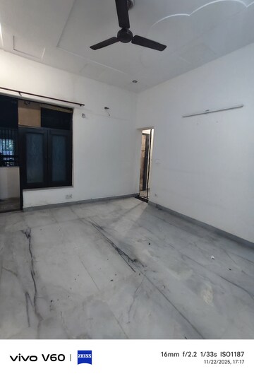 Room in 3 BHK Independent House at RWA Apartments Sector 51, Sector 51 – for Rent