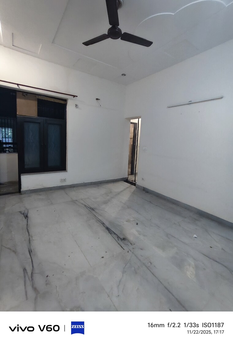 Room, rwa-apartments-sector-51 3 Bedroom 300 Sq.Mt. Independent House In Sector 51 Noida 9615453