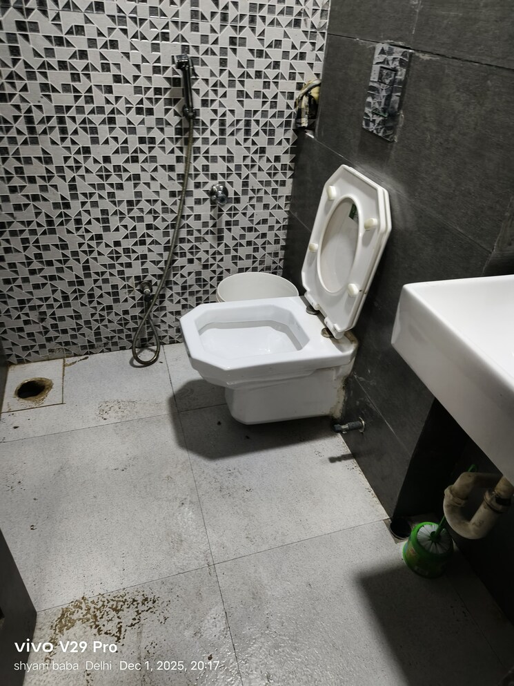 Bathroom, netaji subhash place Commercial Office Space 615 Sq.Ft. In Netaji Subhash Place Delhi 9615459