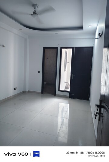 Room in 3 BHK Independent House at Tulip Mall, Sector 46 – for Rent