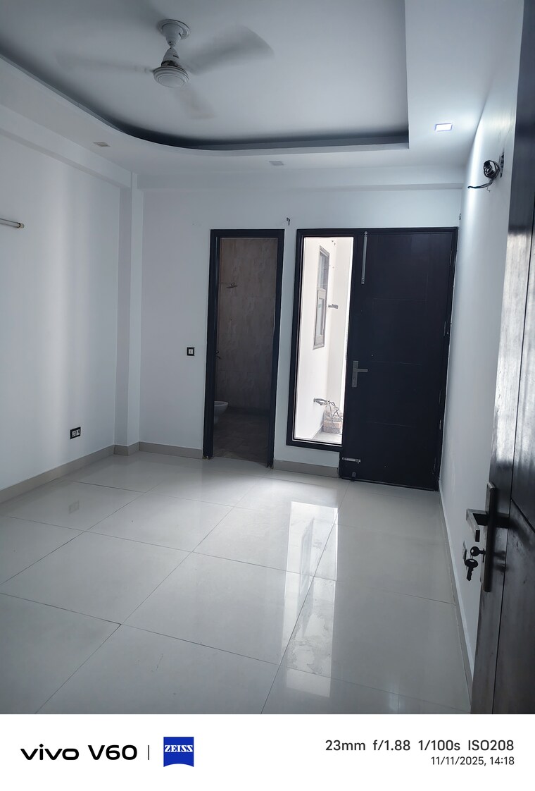 Room, tulip-mall 3 Bedroom 200 Sq.Yd. Independent House In Sector 46 Noida 9615583