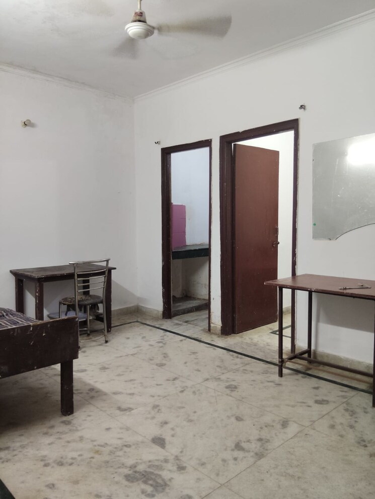 Room, saket 1 RK 300 Sq.Ft. Builder Floor In Saket Delhi 9615597