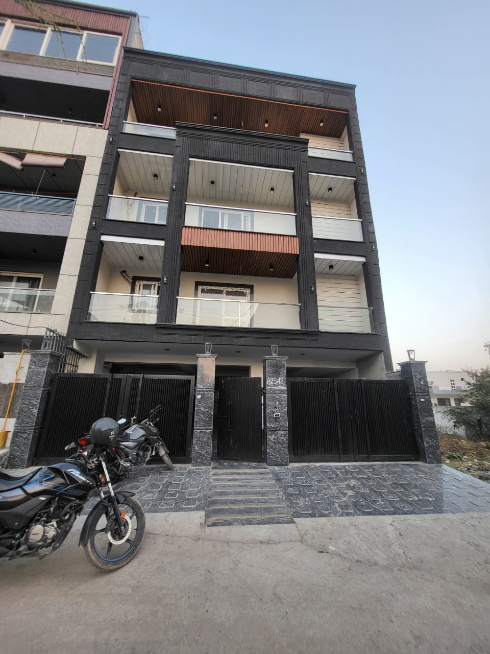 4 BHK + Servant Room Builder Floor For Sale in Green Fields Colony
