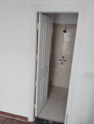 Building Lobby in 4 BHK Builder Floor at BPTP Parkland Pride, Sector 77 – for Sale