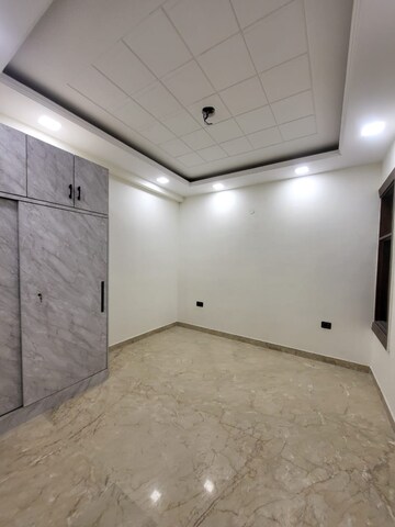 Room in 4 BHK Builder Floor at Green Fields Colony – for Sale