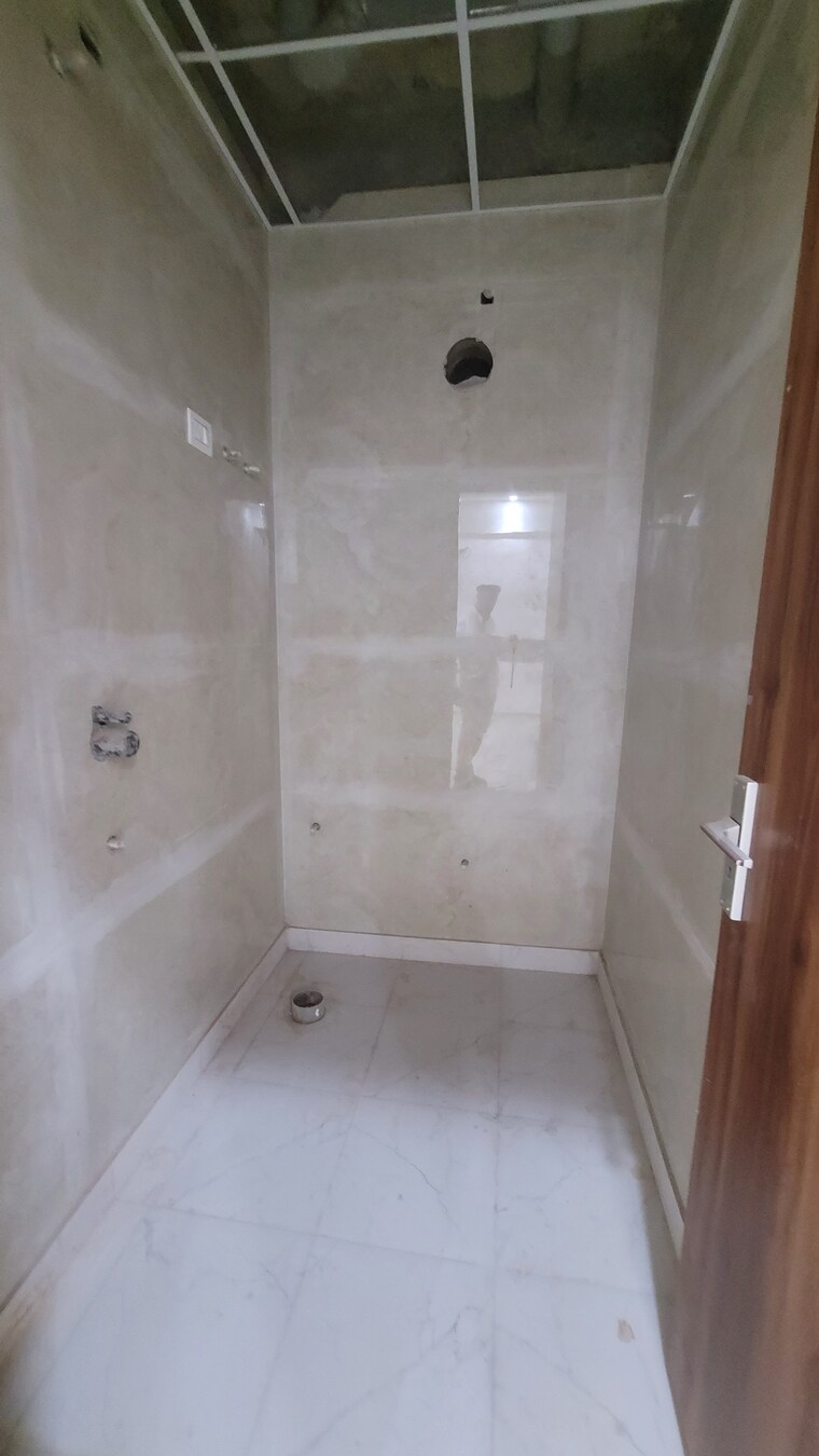 Bathroom, dilshad colony 3 Bedroom 1000 Sq.Ft. Builder Floor In Dilshad Colony Delhi 9615997