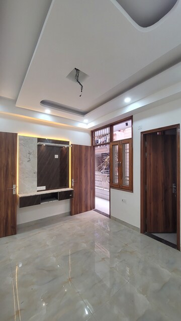 Master Bedroom in 3 BHK Builder Floor at Dilshad Colony – for Sale