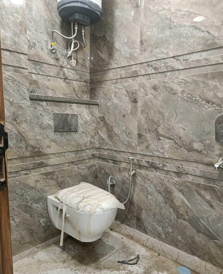 Bathroom, govindpuri 3 Bedroom 90 Sq.Yd. Builder Floor In Govindpuri Delhi 9615978