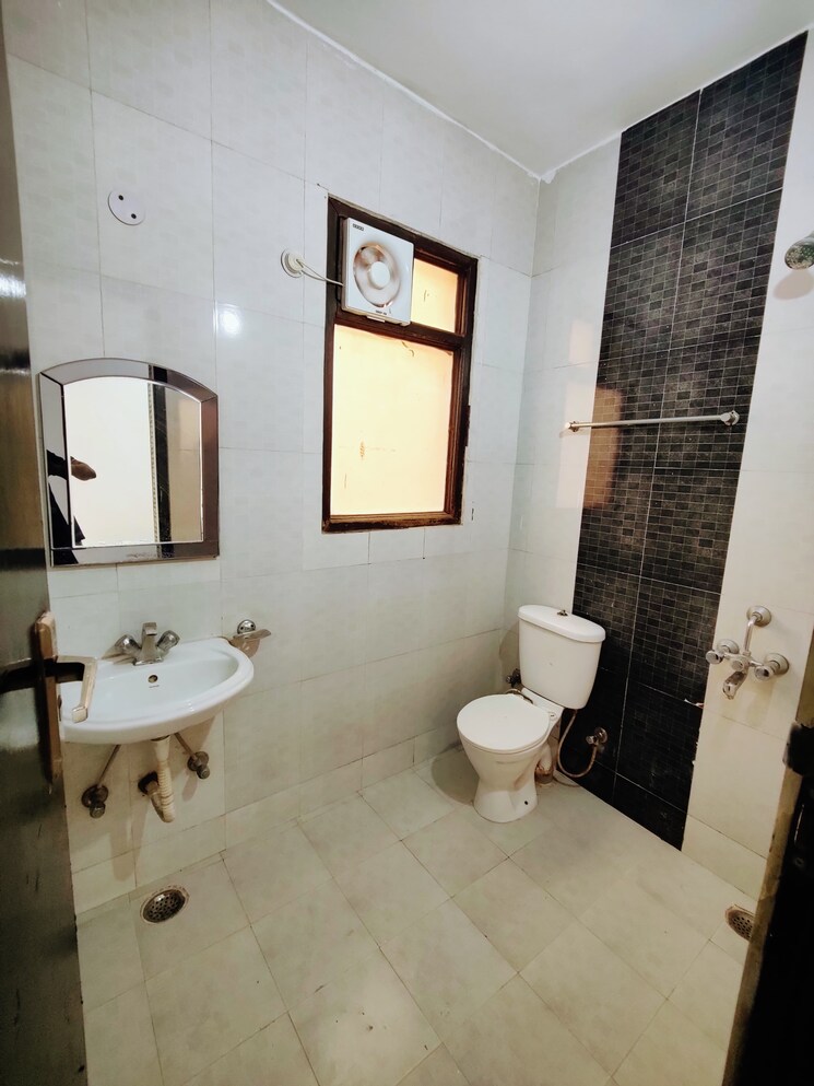 Bathroom, ardee-mall 2 Bedroom 1900 Sq.Ft. Apartment In Sector 52 Gurgaon 9616140
