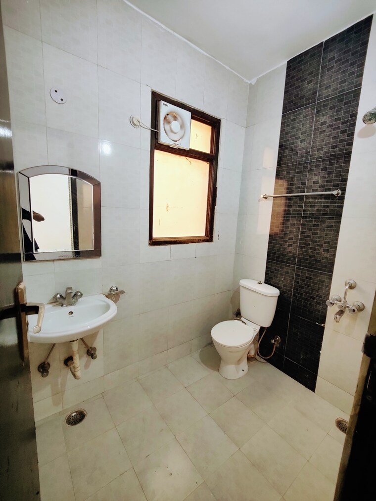 Bathroom, ardee-mall 2 Bedroom 1900 Sq.Ft. Apartment In Sector 52 Gurgaon 9616140