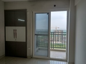 Room in 3 BHK Apartment at Eldeco Live By The Greens, Sector 150 – for Rent