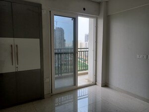 Room in 3 BHK Apartment at Eldeco Live By The Greens, Sector 150 – for Rent