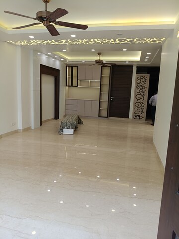 Room in 4 BHK Builder Floor at Maharani Bagh – for Rent