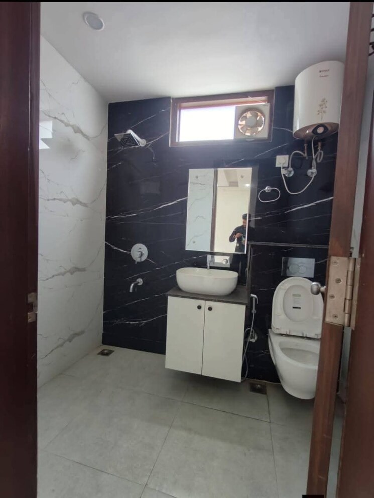 Bathroom, malviya nagar 3 Bedroom 125 Sq.Yd. Builder Floor In Malviya Nagar Delhi 9616353