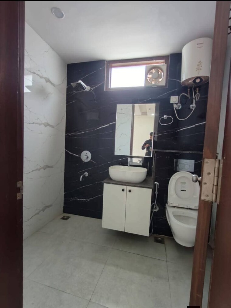 Bathroom, malviya nagar 3 Bedroom 125 Sq.Yd. Builder Floor In Malviya Nagar Delhi 9616353
