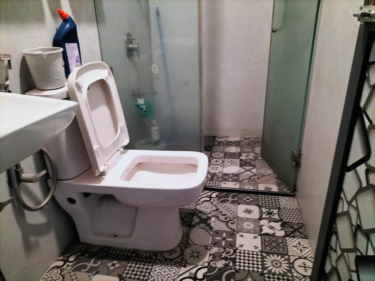 Bathroom, nav-joytiling-chs 3 Bedroom 1000 Sq.Ft. Apartment In Goregaon East Mumbai 9616577